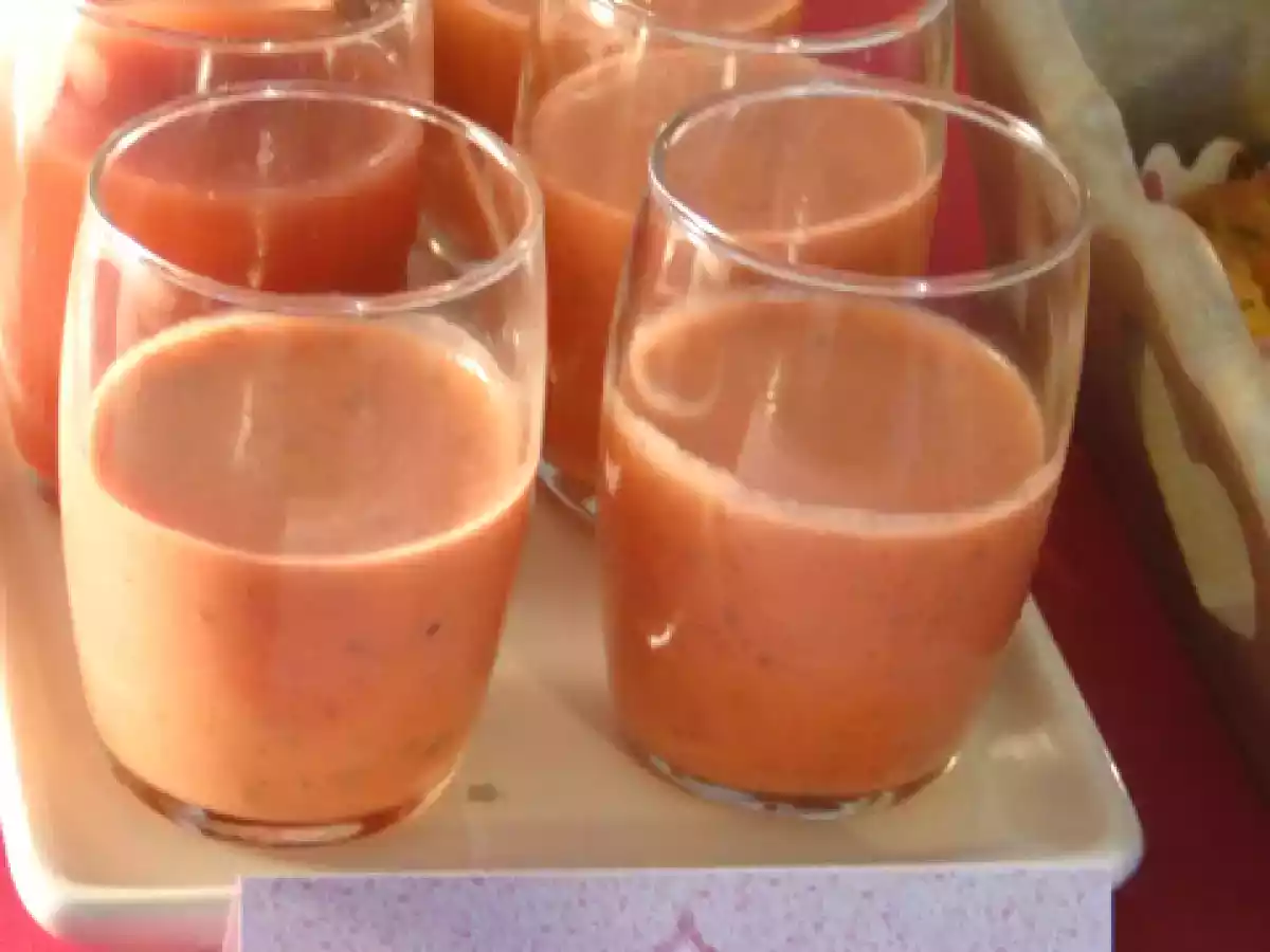 Gaspacho de fraises, tomates cerises et chèvre frais