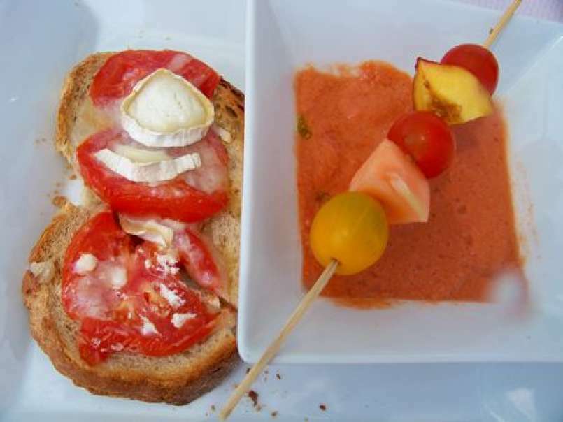 Gaspacho et tartine de chévre avec sa brochette de fruits!!