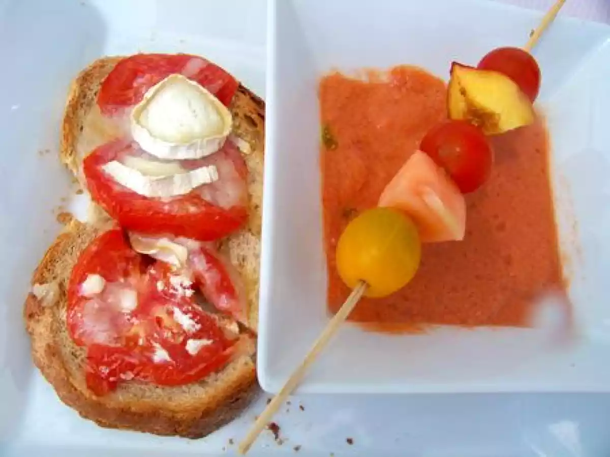 Gaspacho et tartine de chévre avec sa brochette de fruits!!