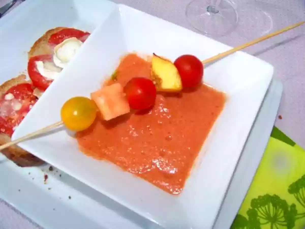 Gaspacho et tartine de chévre avec sa brochette de fruits!! - photo 3