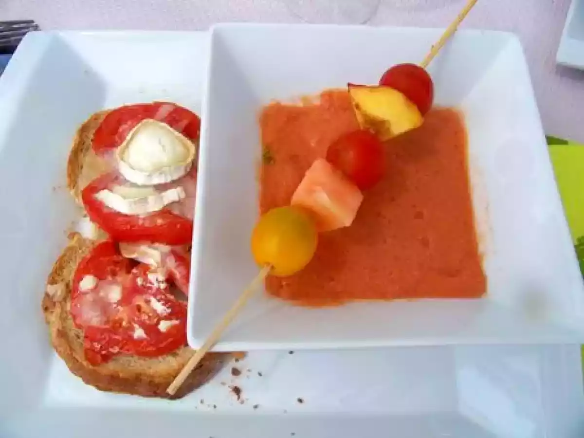 Gaspacho et tartine de chévre avec sa brochette de fruits!! - photo 4