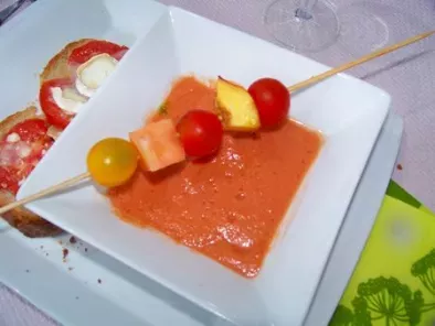 Gaspacho et tartine de chévre avec sa brochette de fruits!! - photo 3