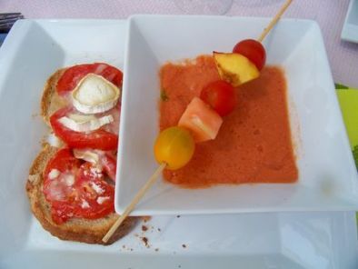 Gaspacho et tartine de chévre avec sa brochette de fruits!! - photo 4