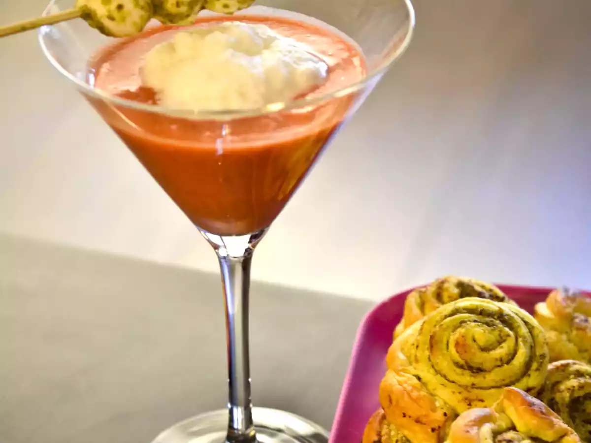 Gaspacho Tomates Fraises, Nuage de chèvre et Roulé au pesto