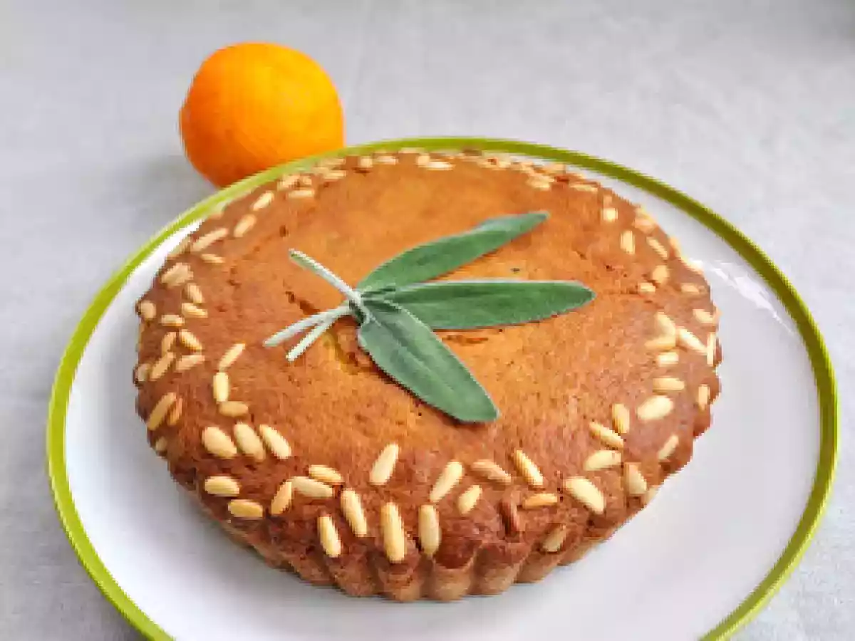 Gâteau à l'huile d'olive, raisins secs, pignons, orange et sauge