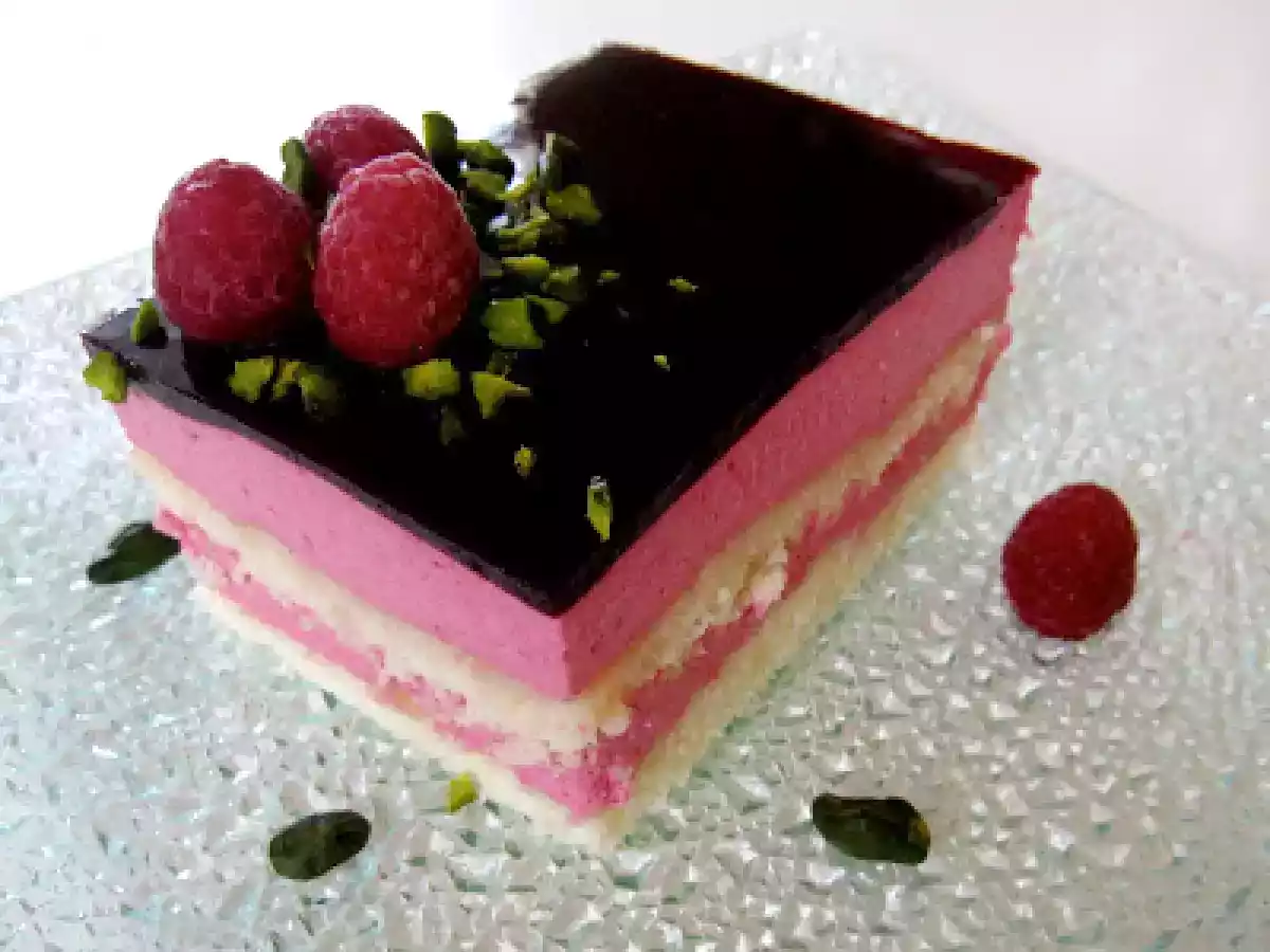 Gâteau à la mousse de framboises et glaçage à la mûre