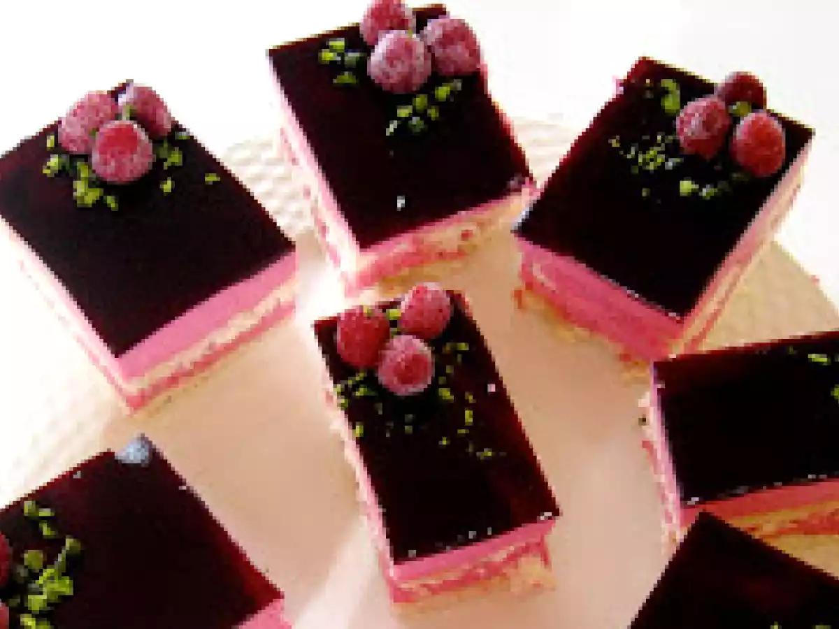 Gâteau à la mousse de framboises et glaçage à la mûre - photo 3