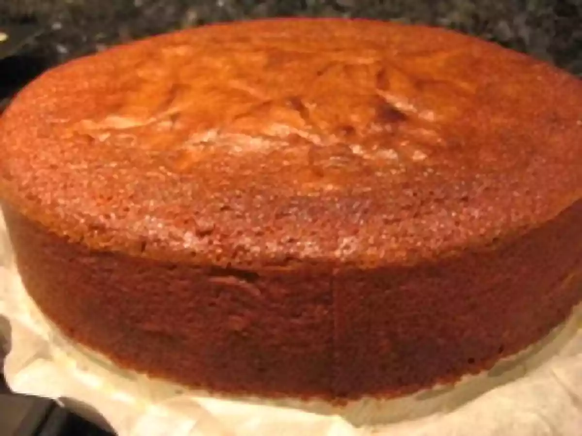 Gâteau à la poire pochée au muscat et aux amandes