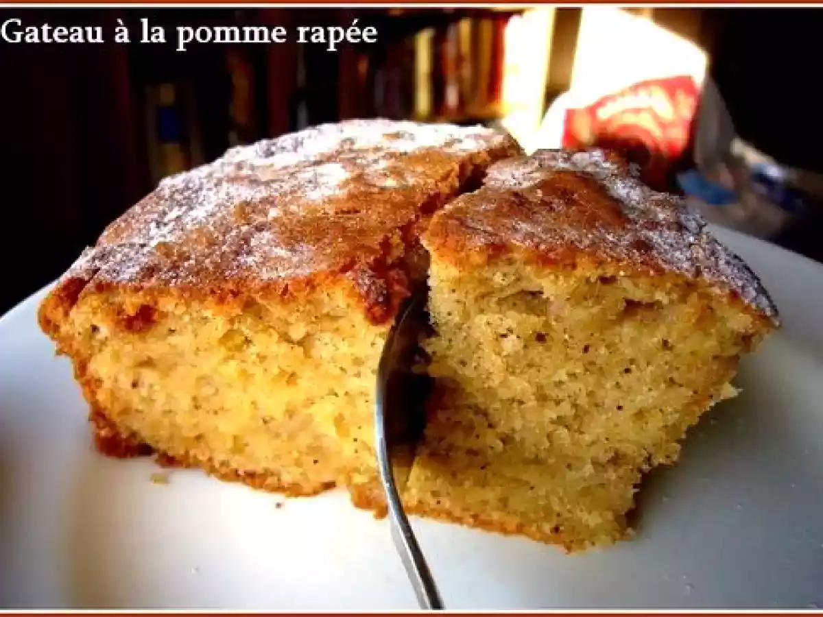 Gâteau à la pomme rapée et sirop d'hibiscus