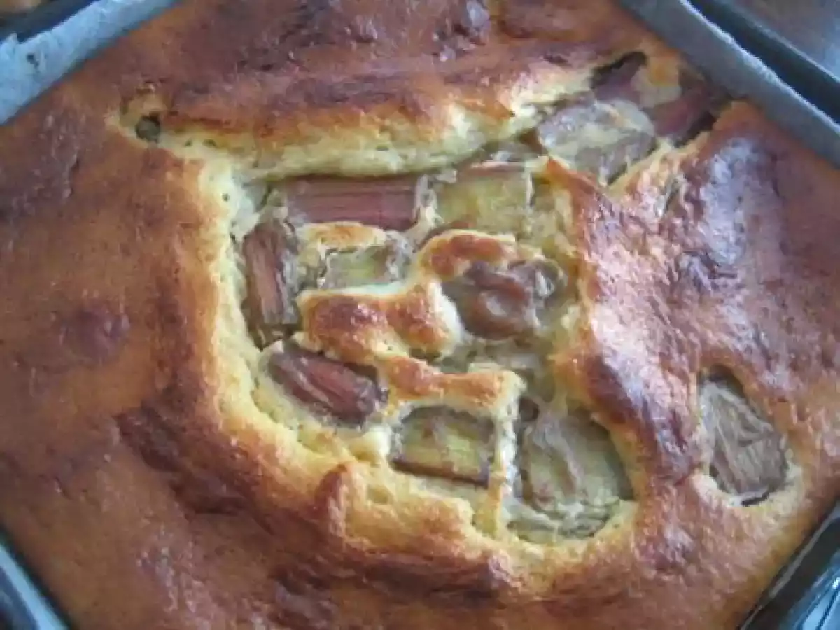 Gâteau à la rhubarbe au lait concentré sucré