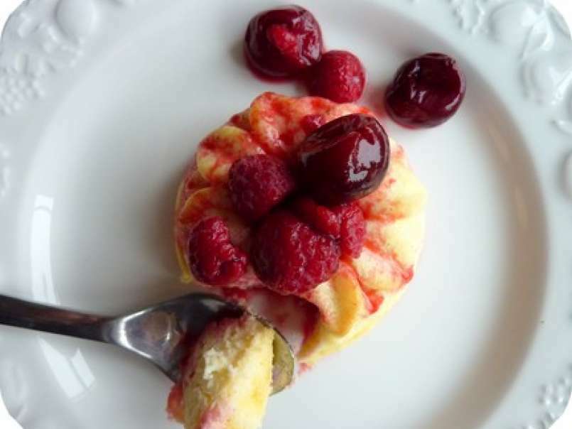 Gâteau aérien vanille aux fruits rouges..