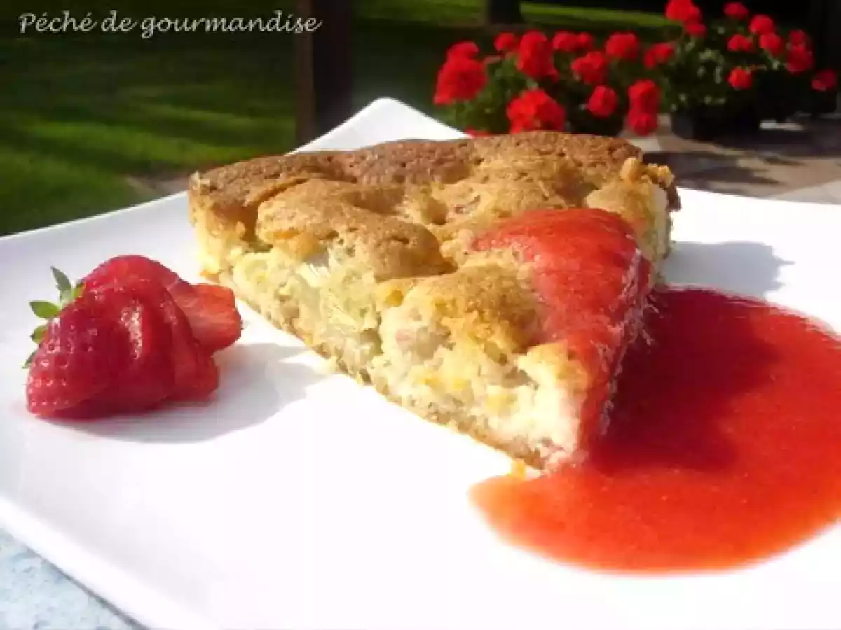 Gâteau amandes-rhubarbe et son coulis de fraise