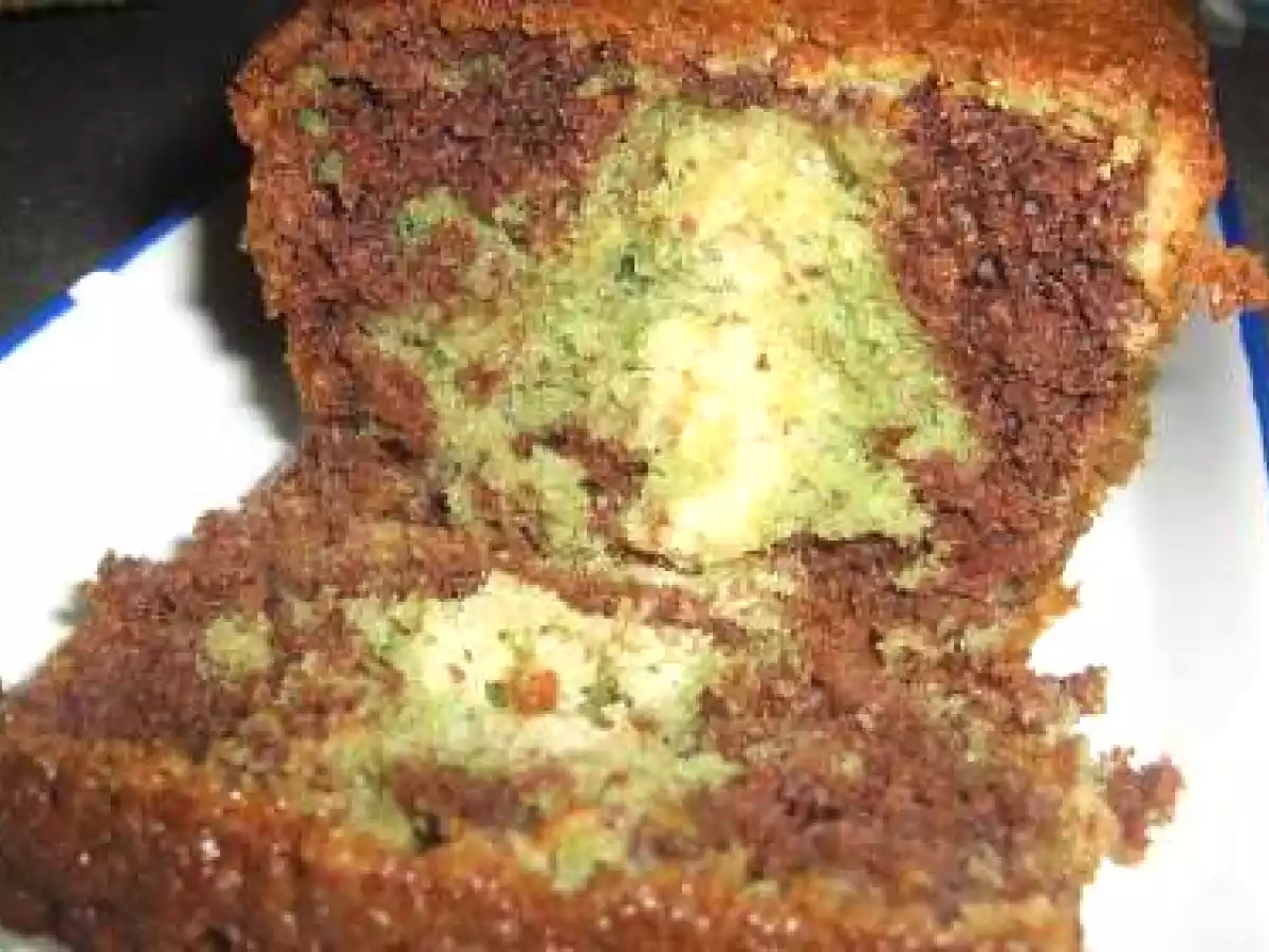 Gâteau au chocolat et à la pistache avec une touche d'abricot