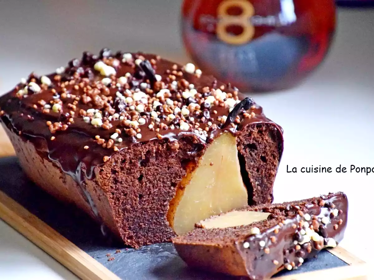 Gâteau au chocolat garni poires entières parfumées à la liqueur