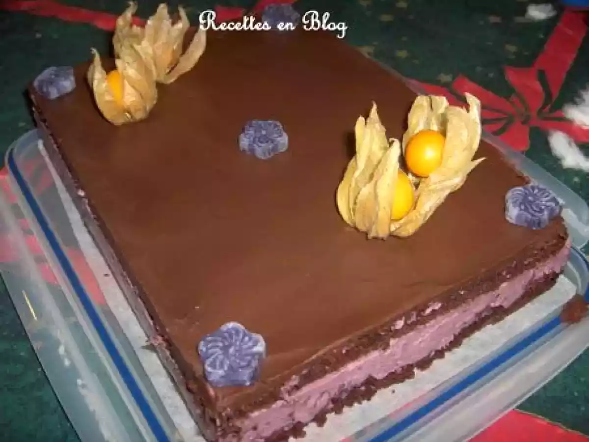 GATEAU AU CHOCOLAT NOIR BAVAROIS CASSIS VIOLETTE GANACHE CHOCOLAT NOIR