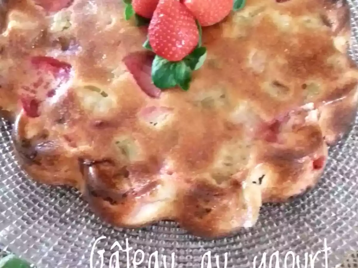 GÂTEAU AU YAOURT FRAISES RHUBARBE