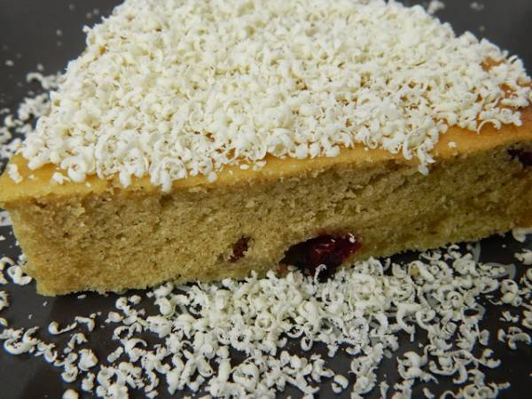 Gâteau au yaourt tout vanille et cranberry séchées.