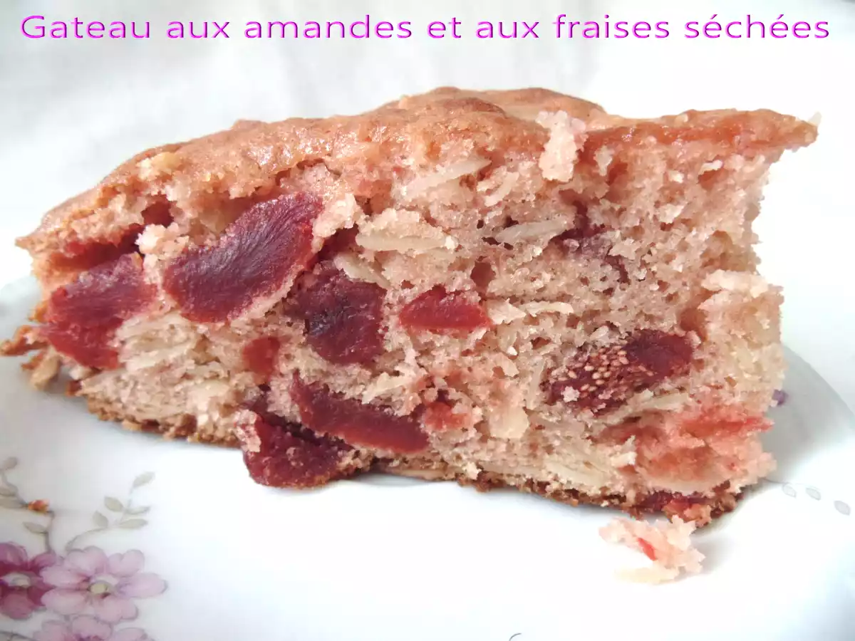 Gateau aux amandes et aux fraises séchées