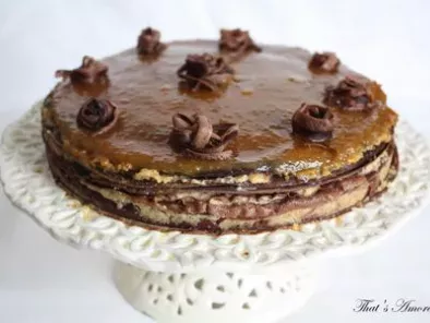 Gâteau aux crêpes chocolatées, crème de noisette, caramel poire et chocolat blanc