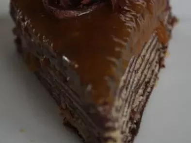 Gâteau aux crêpes chocolatées, crème de noisette, caramel poire et chocolat blanc - photo 2