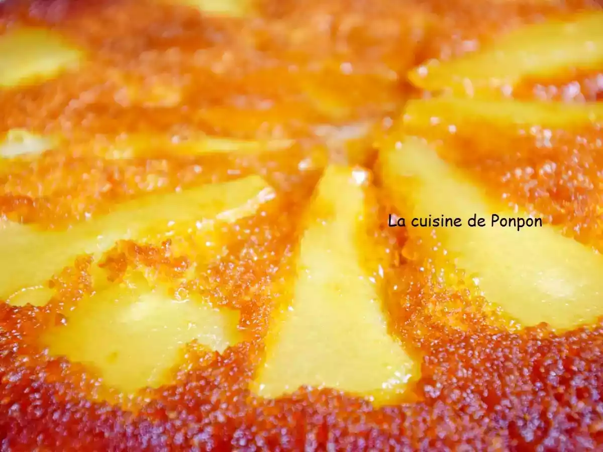 Gâteau aux poires caramélisées parfumées à la liqueur