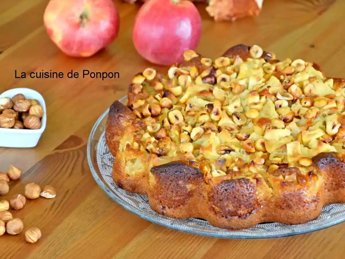 Gâteau aux pommes flambées et noisettes