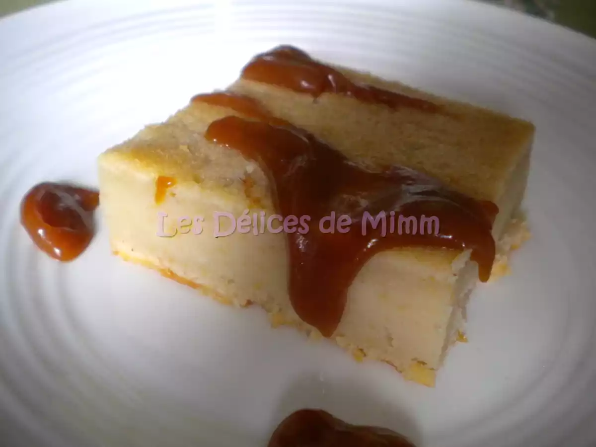 Gâteau aux pommes râpées, sauce caramel au beurre salé