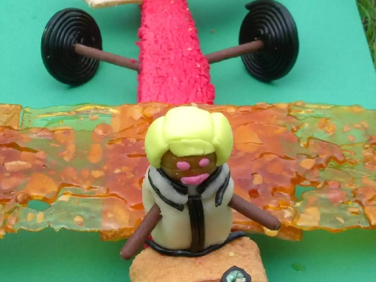 Gâteau avion et son pilote sexy pour les enfants qui aiment les avions - photo 2