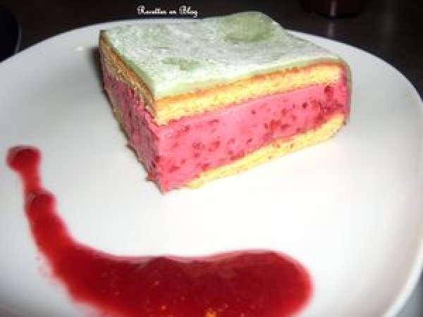 GATEAU BAVAROIS A LA FRAMBOISE PÂTE D'AMANDE