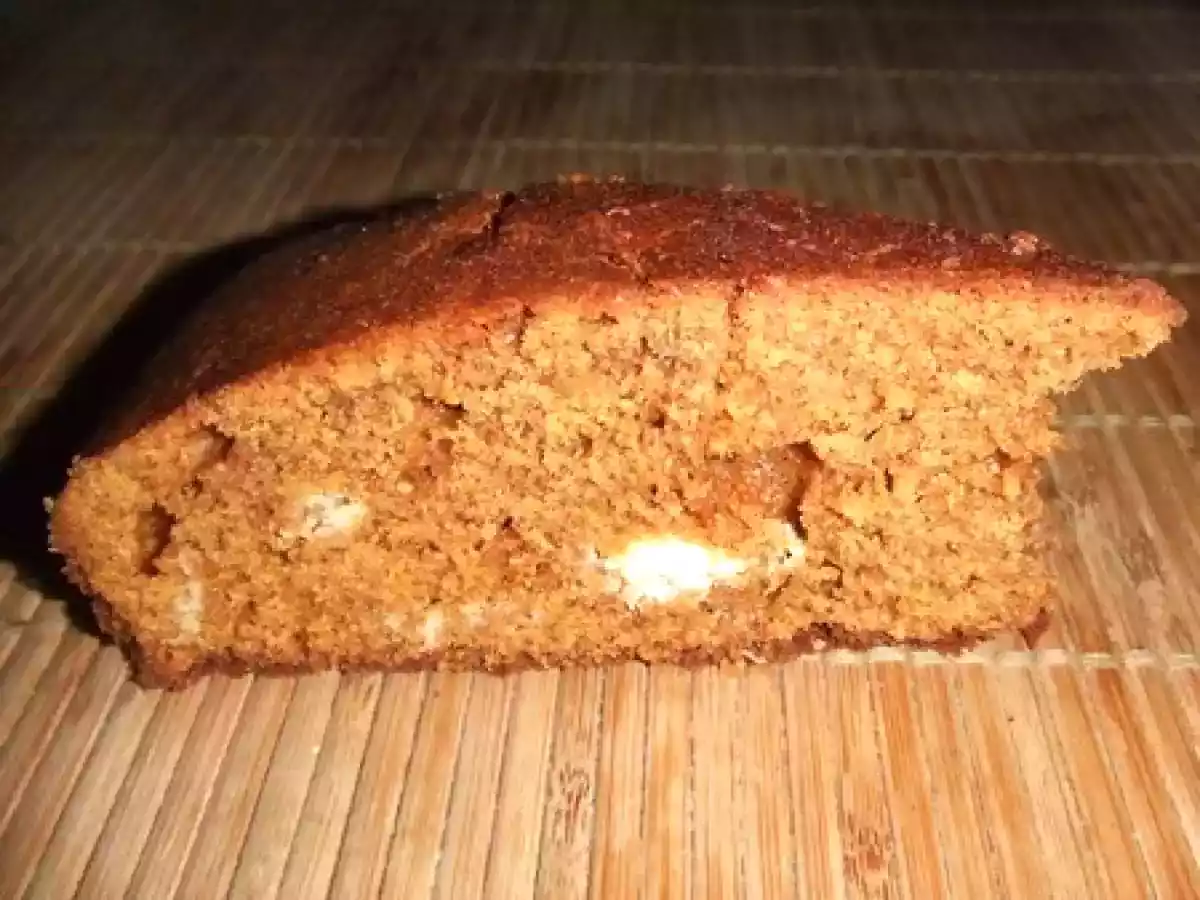 Gâteau brun aux pistoles de chocolat blanc