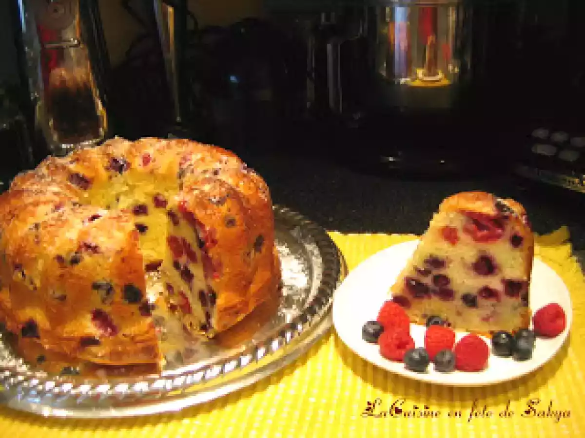 Gâteau bundt aux framboises et aux bleuets