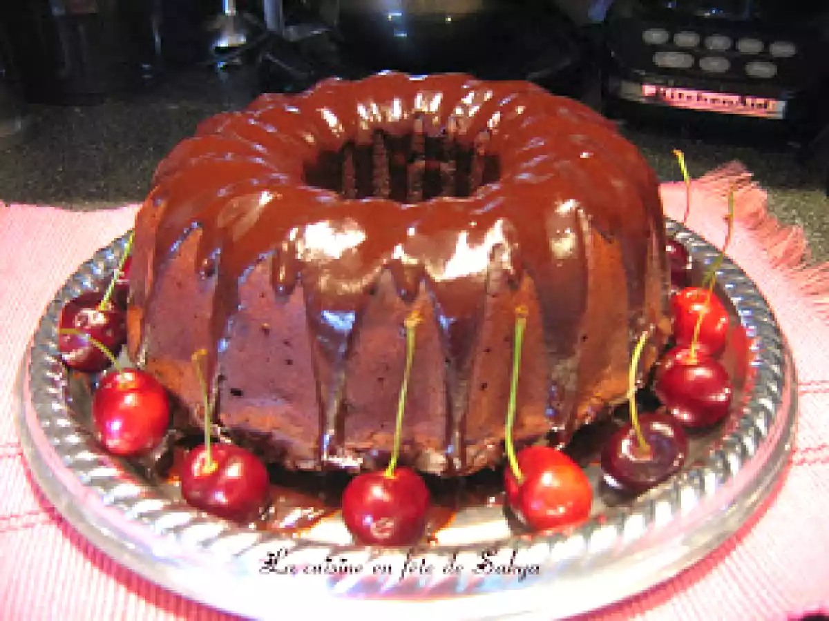 Gâteau bundt double chocolat, cerises fraîches et glace moka