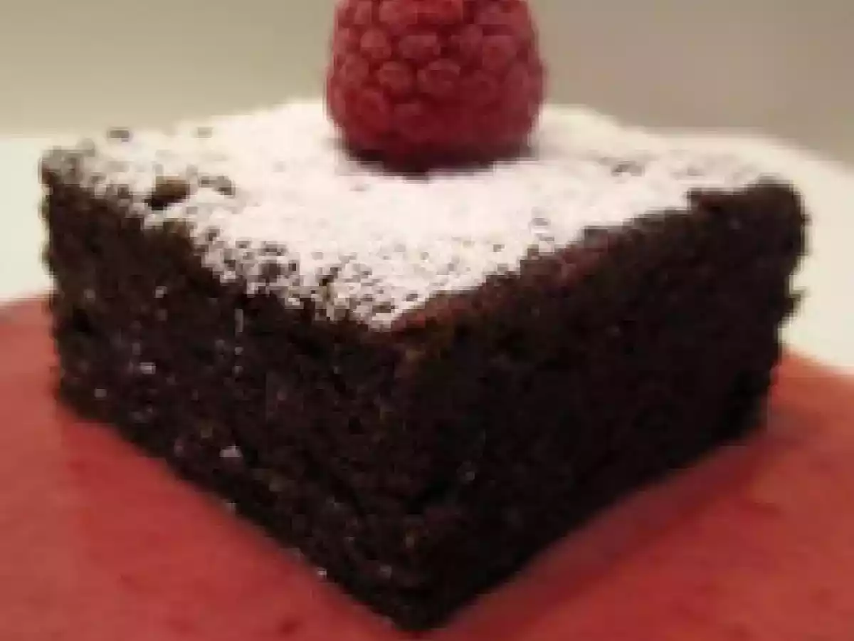 Gâteau chocolat noisette, sauce framboise