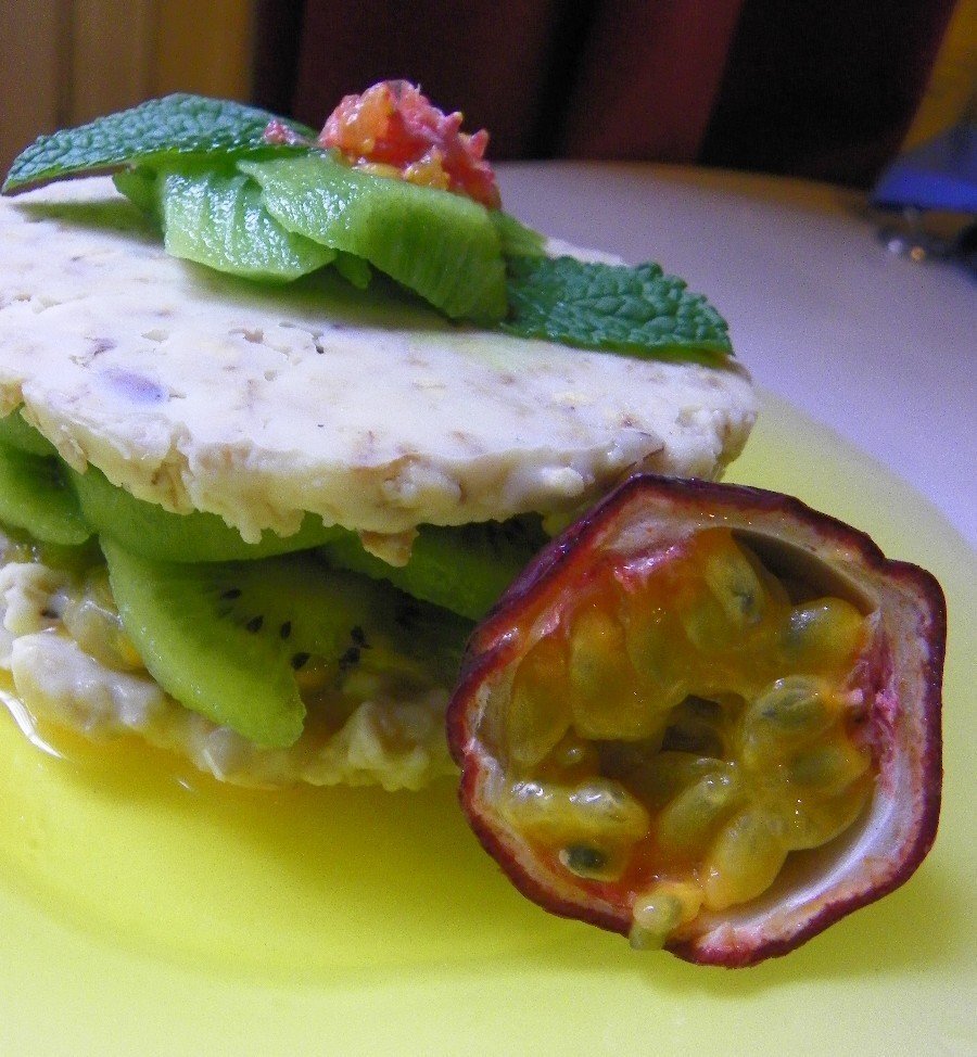 Gateau Croquant Au Chocolat Blanc Fruit De La Passion Kiwi Recette Ptitchef