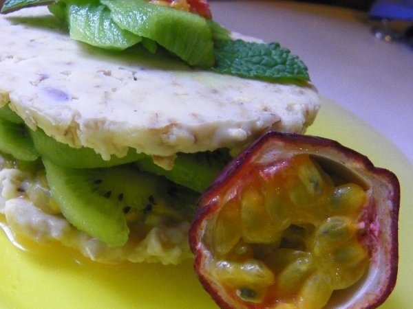 Gateau Croquant Au Chocolat Blanc Fruit De La Passion Kiwi Recette Ptitchef