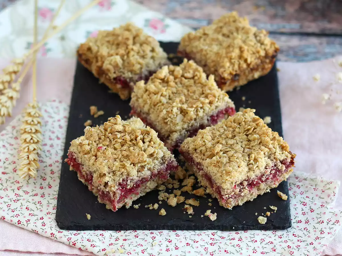 Gâteau crumble délicieux aux framboises, croquant et fondant