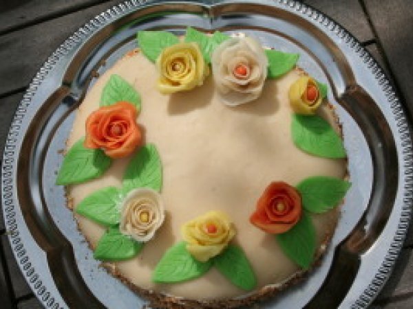 Gateau D Anniversaire A La Couverture De Massepain Recette Ptitchef