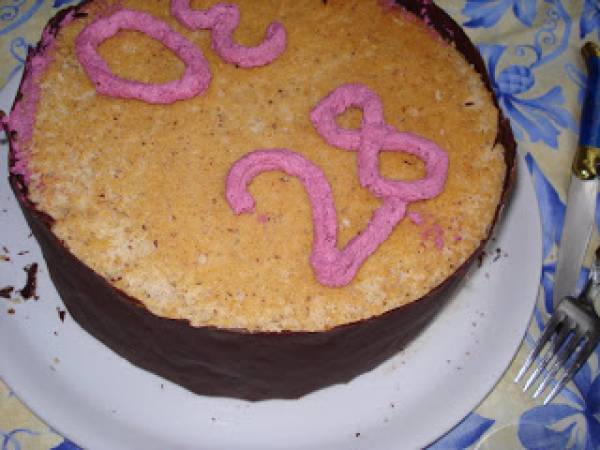 Gâteau d'anniversaire aux noisettes et aux fruits rouges