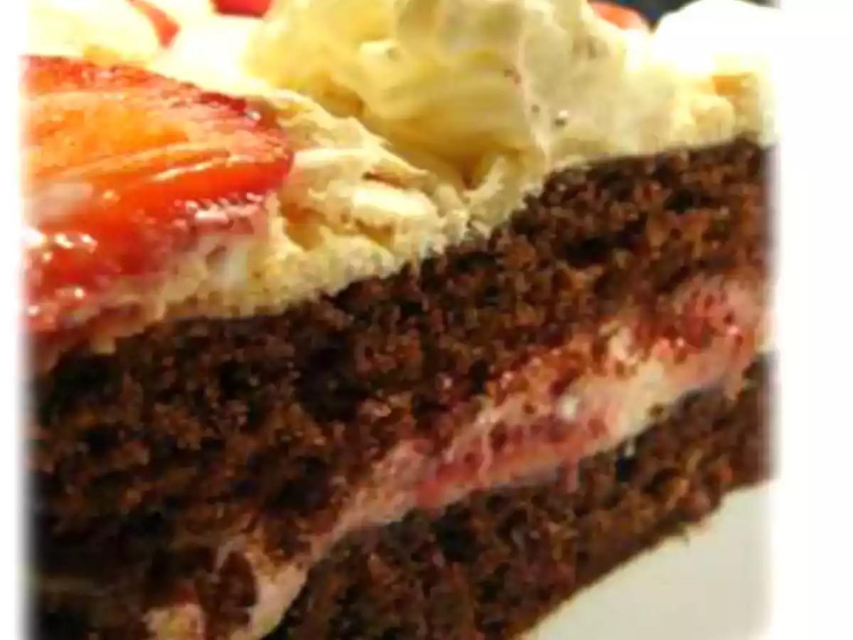 GATEAU D'ANNIVERSAIRE CHOCOLAT MERINGUE FRAISES