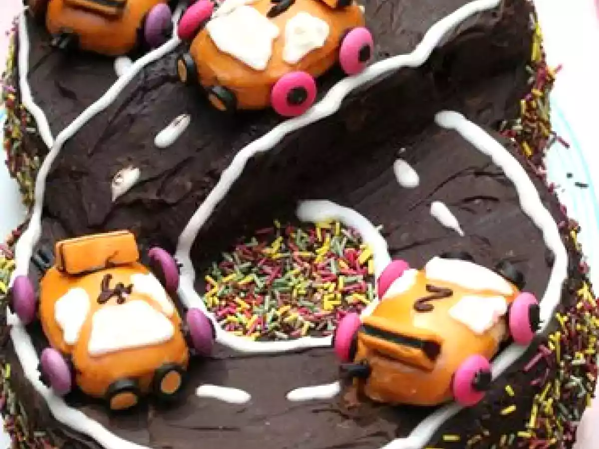 Gâteau d'anniversaire : circuit de voiture