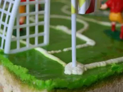 Gâteau d'anniversaire en terrain de foot