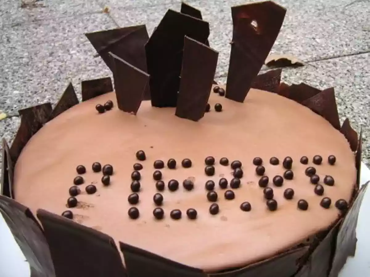 Gâteau d'anniversaire mousse au chocolat et crème noisette