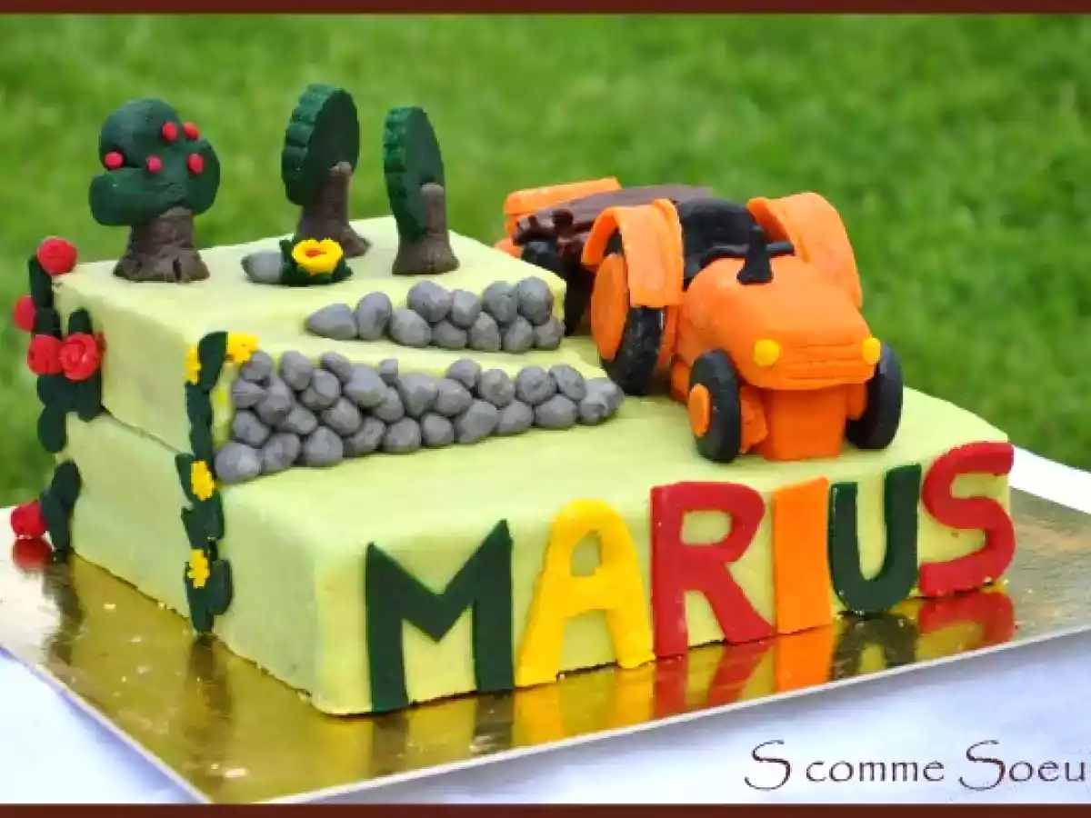 Gâteau d'anniversaire pour enfants, tracteur en pâte d'amandes
