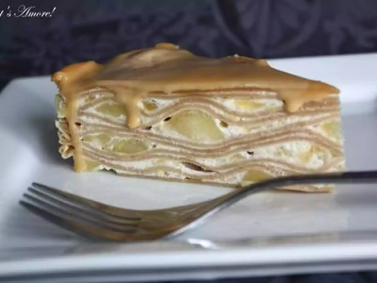 Gâteau de crêpes spéculos, pommes et caramel au beurre salé