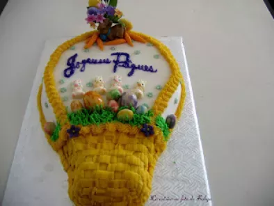 Gâteau de Pâques décoré avec pâte d'amande et glaçage au beurre