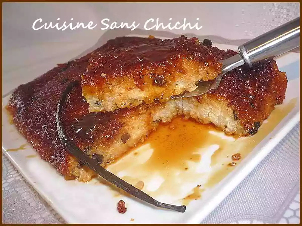 Gâteau de riz crémeux au caramel et aux raisins secs.