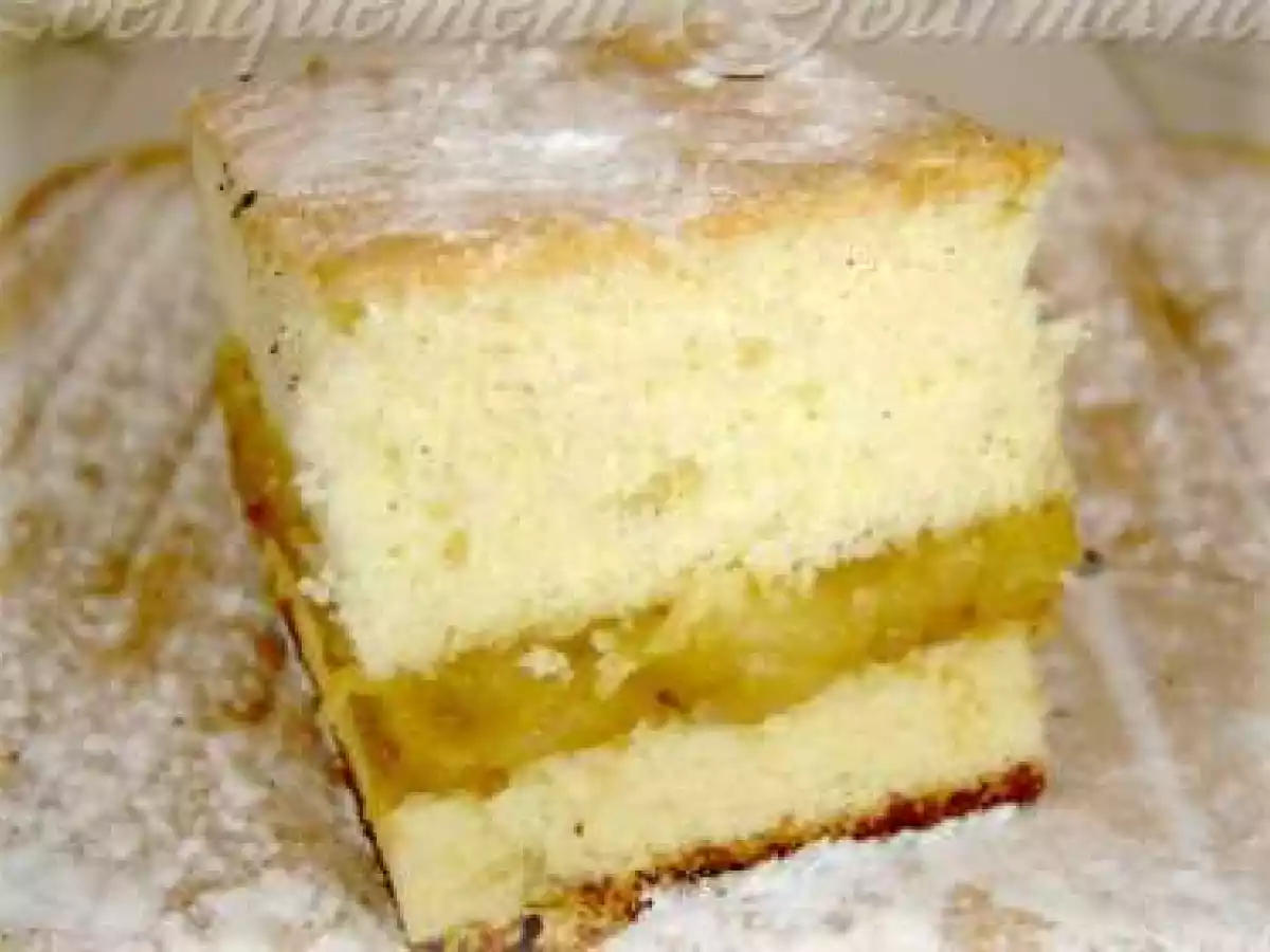 Gâteau de savoie aux pommes flambées et spéculoos