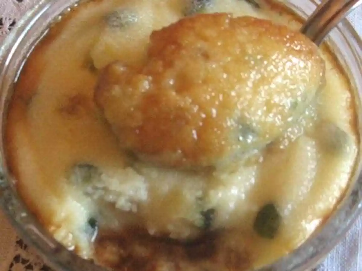 Gâteau de semoule au caramel, raisins et pistaches au cuit-vapeur