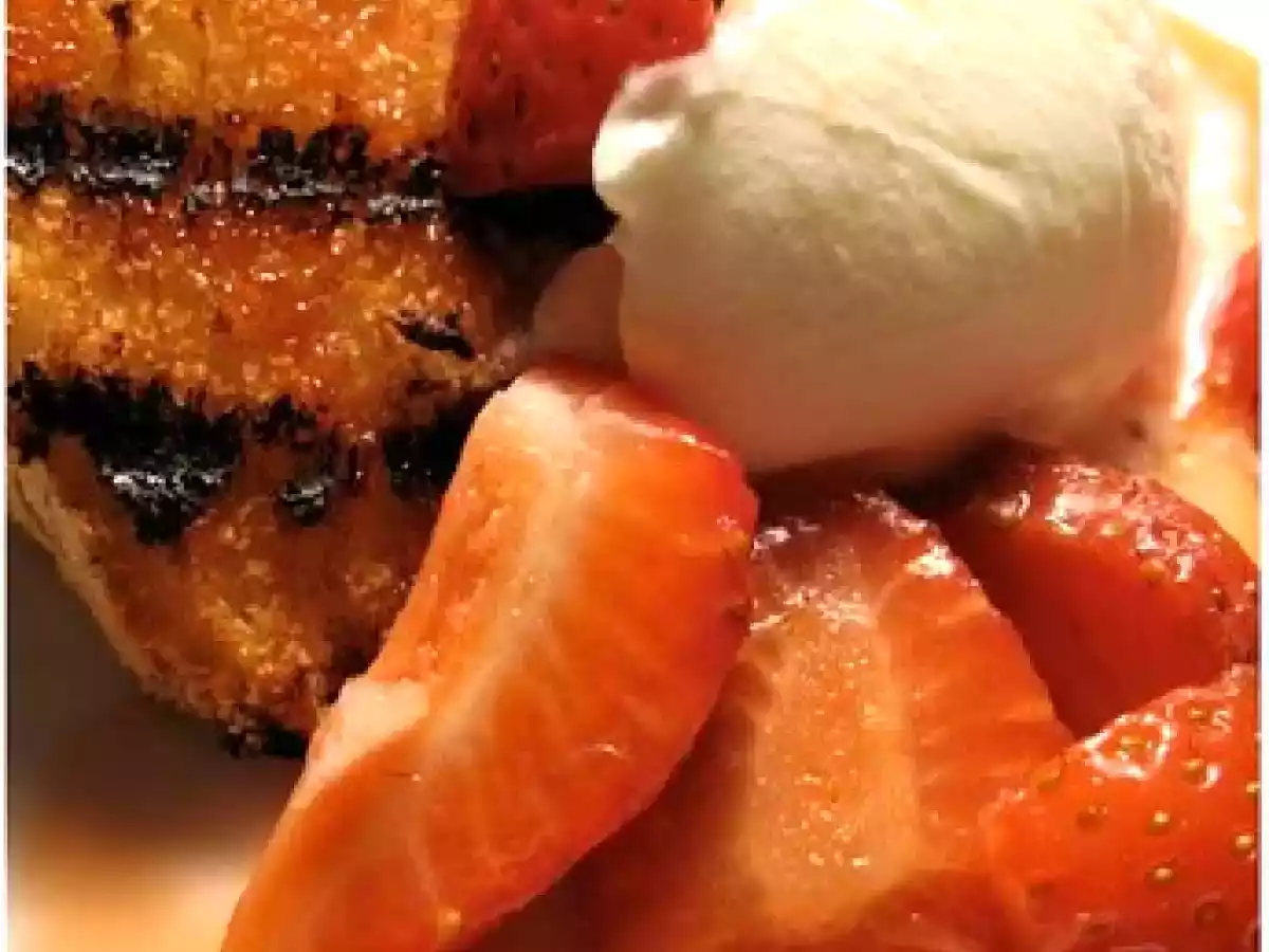 Gâteau des anges aux fraises sur le barbecue - photo 2