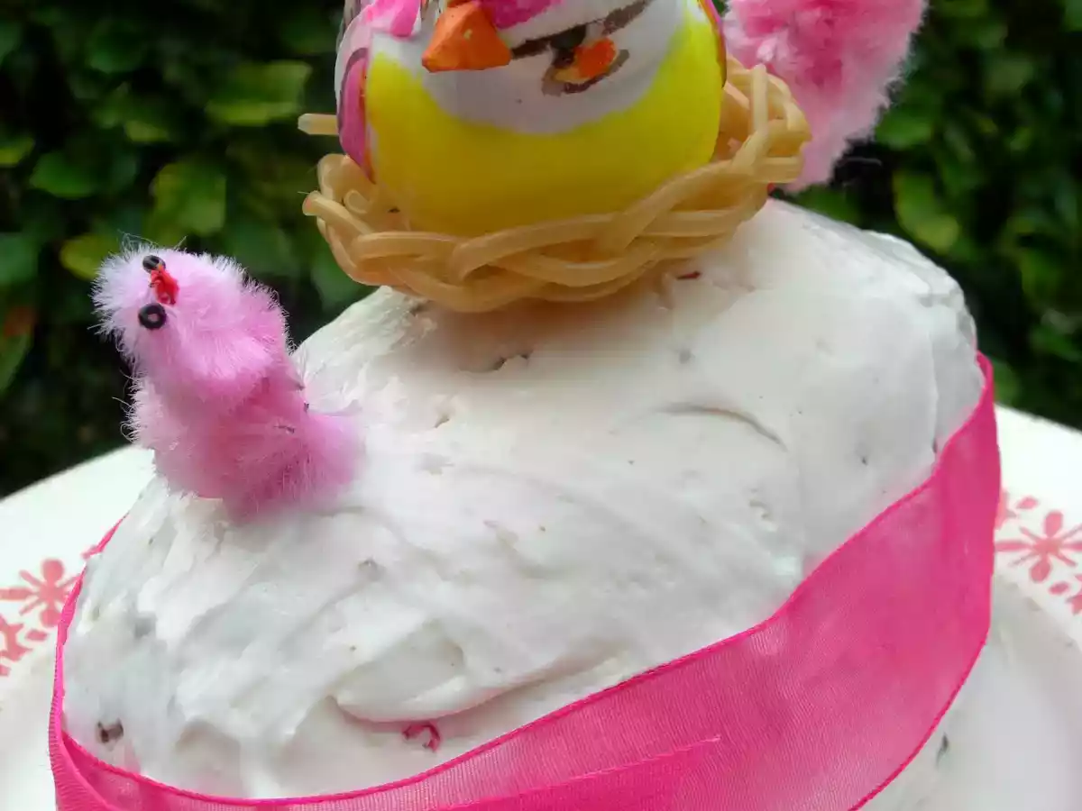 Gâteau en forme d'oeuf .. amandes, crème mascarpone et groseilles